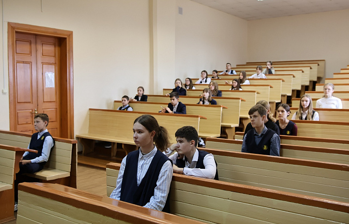 На базе университета прошла олимпиада по английскому языку. 