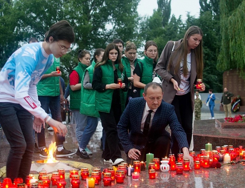 Врио ректора Сергей Жидков и волонтеры вуза зажгли свечи памяти