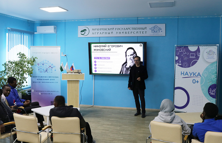 Роман Чмир провел лекцию для иностранных студентов университета