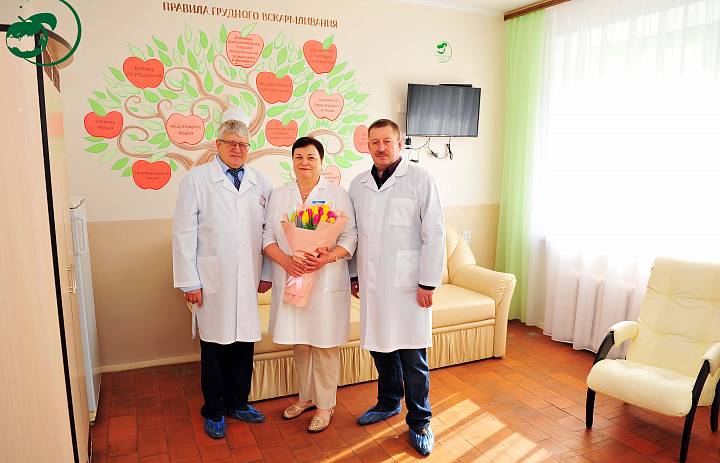 Вадим Бабушкин поздравил рожениц с 8 марта и подарил роддому фирменную посуду 