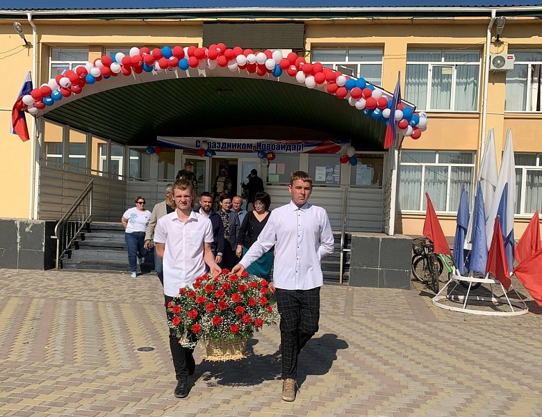 Аллею Дружбы в Новоайдаре украсили мичуринские саженцы